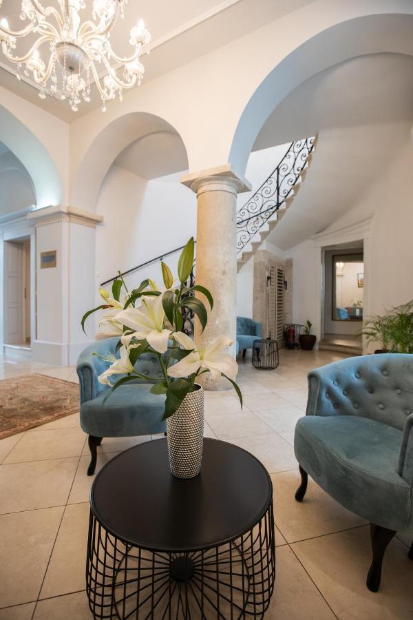 Atrium Rooms & Cafe Sopron Buitenkant foto