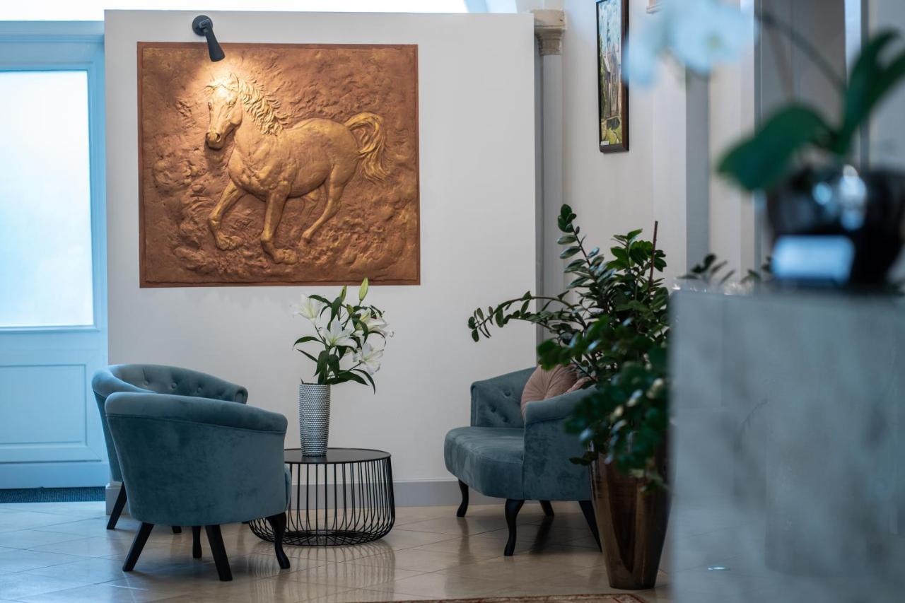 Atrium Rooms & Cafe Sopron Buitenkant foto