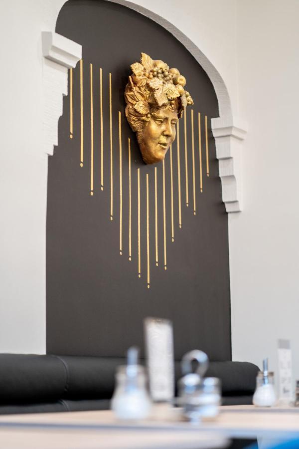Atrium Rooms & Cafe Sopron Buitenkant foto