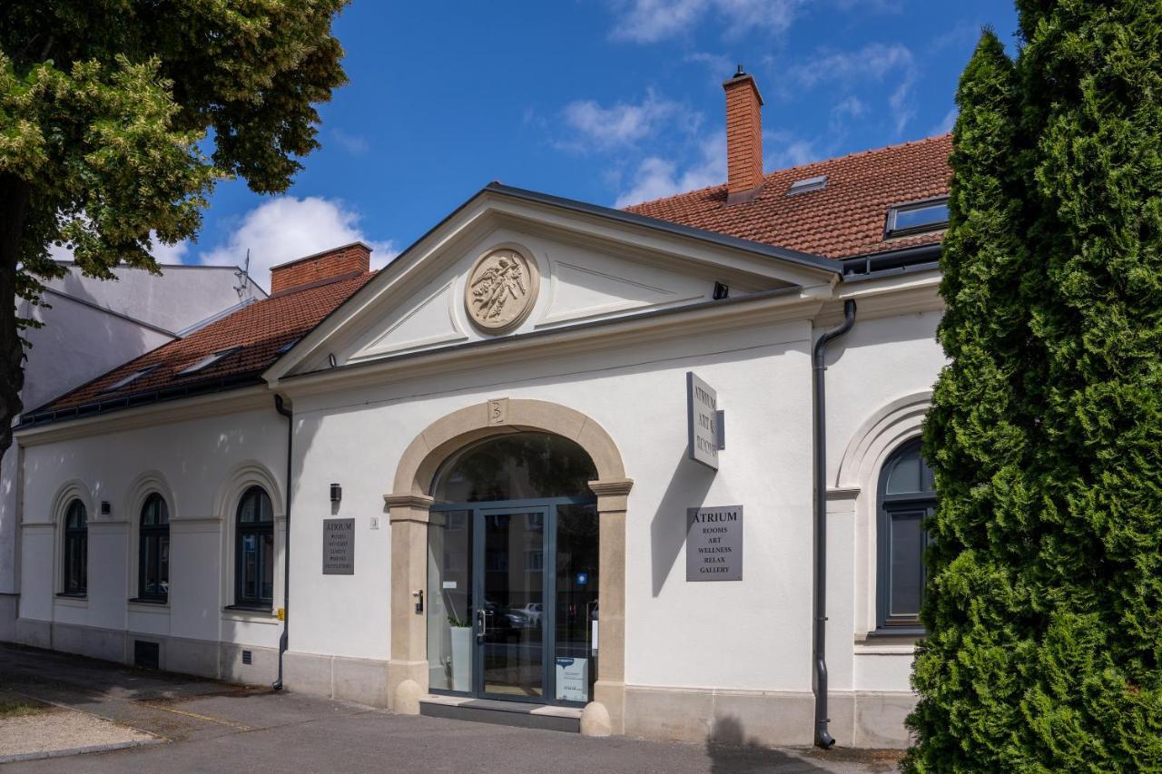 Atrium Rooms & Cafe Sopron Buitenkant foto