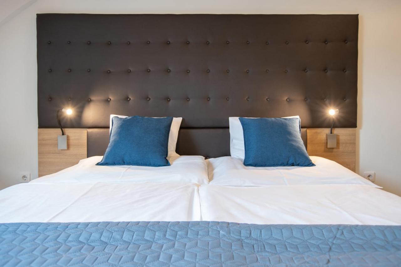 Atrium Rooms & Cafe Sopron Buitenkant foto