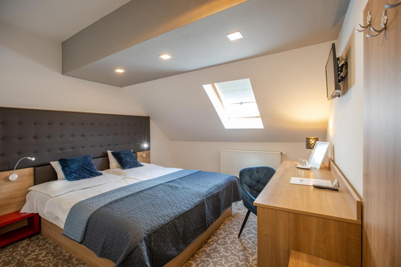 Atrium Rooms & Cafe Sopron Buitenkant foto