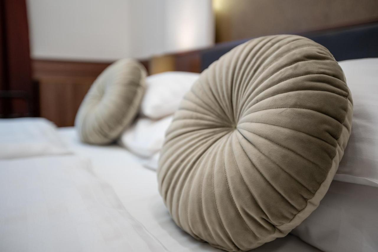 Atrium Rooms & Cafe Sopron Buitenkant foto