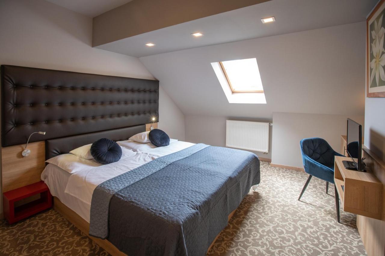 Atrium Rooms & Cafe Sopron Buitenkant foto