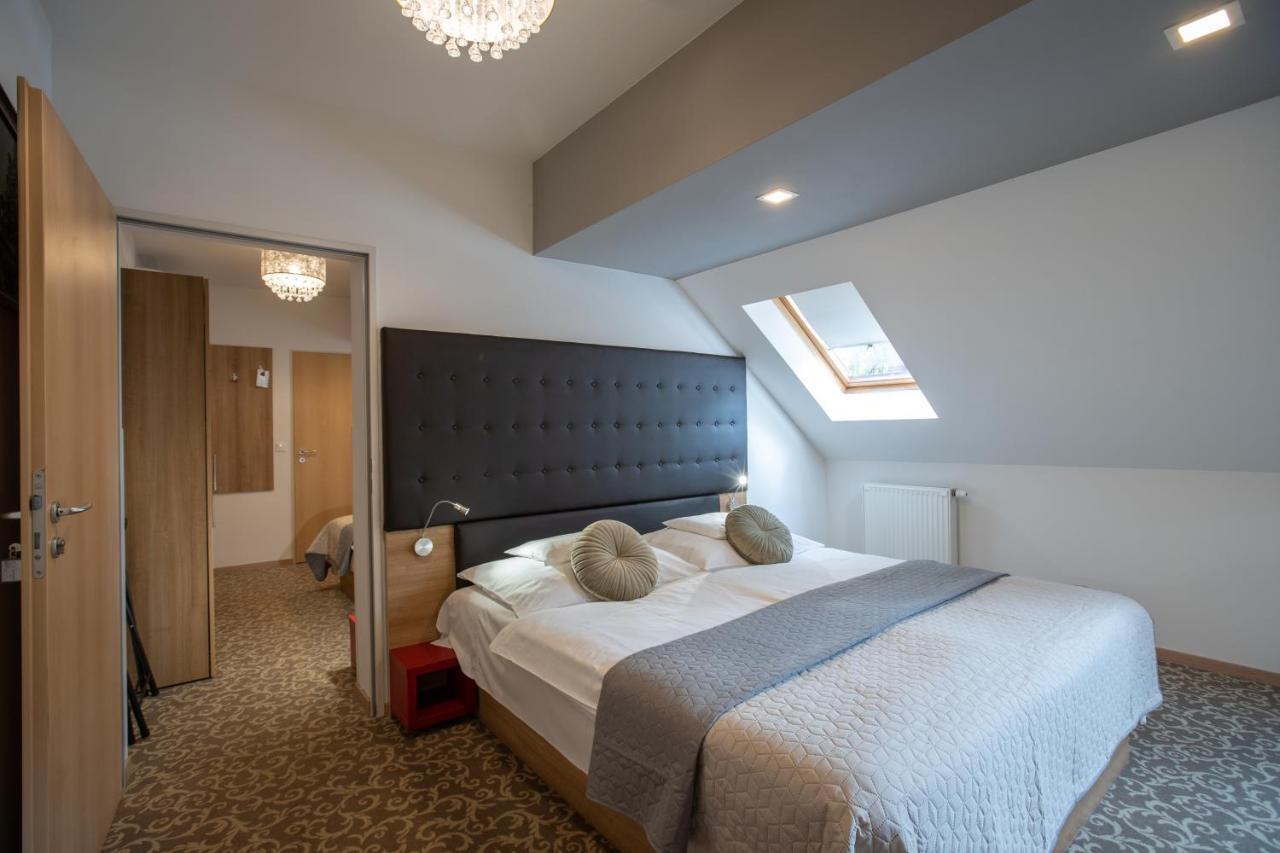 Atrium Rooms & Cafe Sopron Buitenkant foto