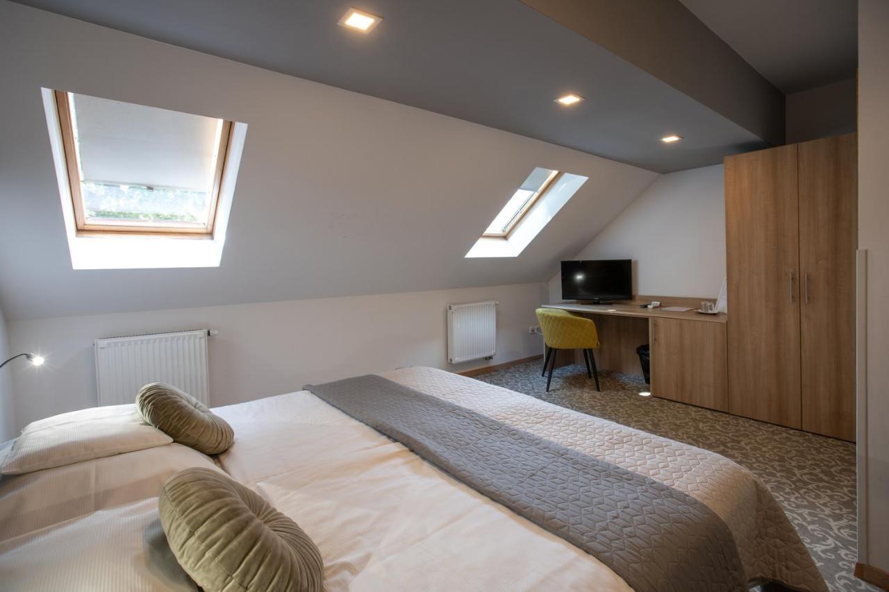 Atrium Rooms & Cafe Sopron Buitenkant foto