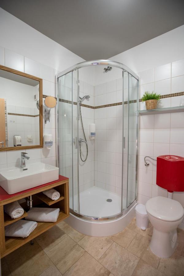 Atrium Rooms & Cafe Sopron Buitenkant foto