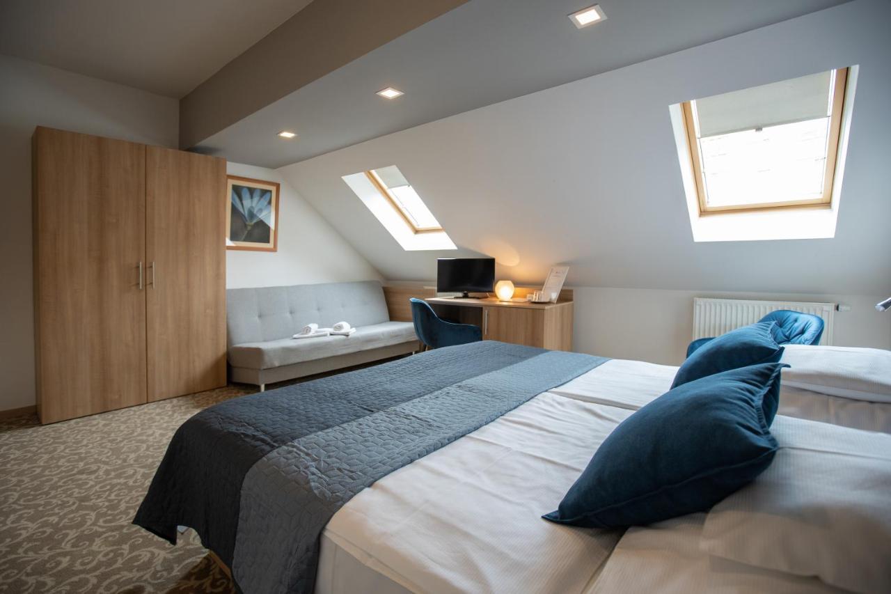 Atrium Rooms & Cafe Sopron Buitenkant foto