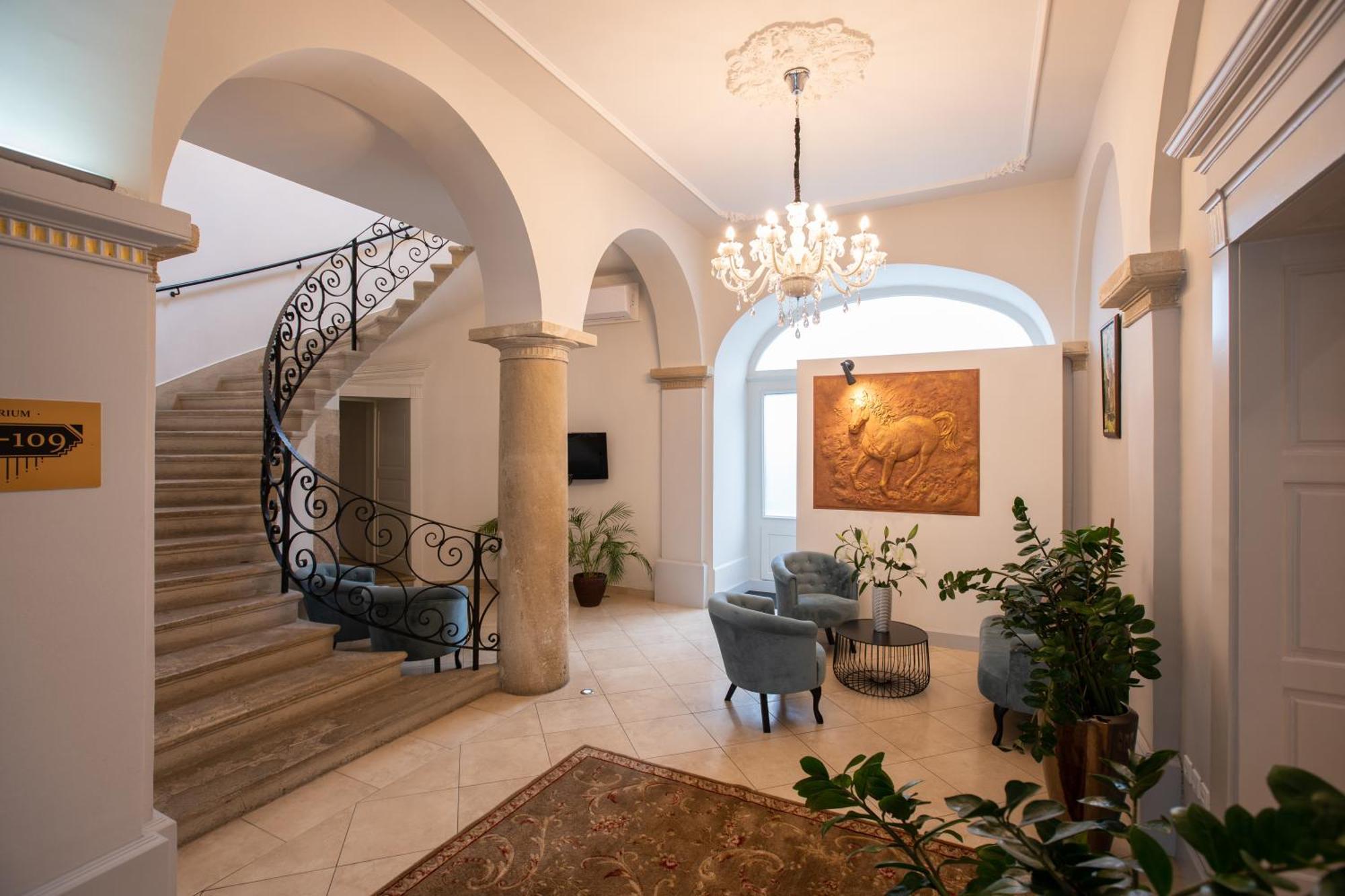 Atrium Rooms & Cafe Sopron Buitenkant foto